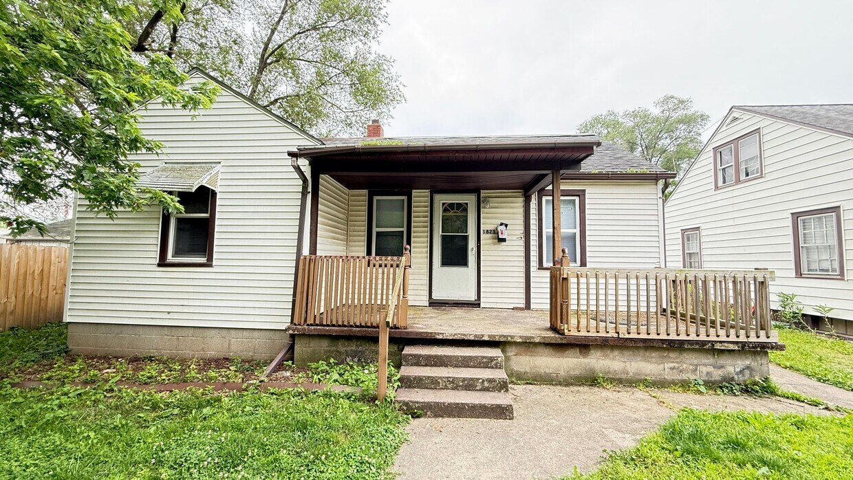 Primary Photo - SPACIOUS…4 Bedroom 1 Bath