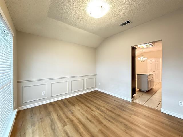 Foto del edificio - 621 Oak Forest Ln