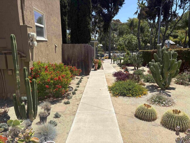 Building Photo - 4735 Lomitas Dr