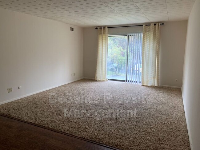 Foto del edificio - 132 Forest Green Drive