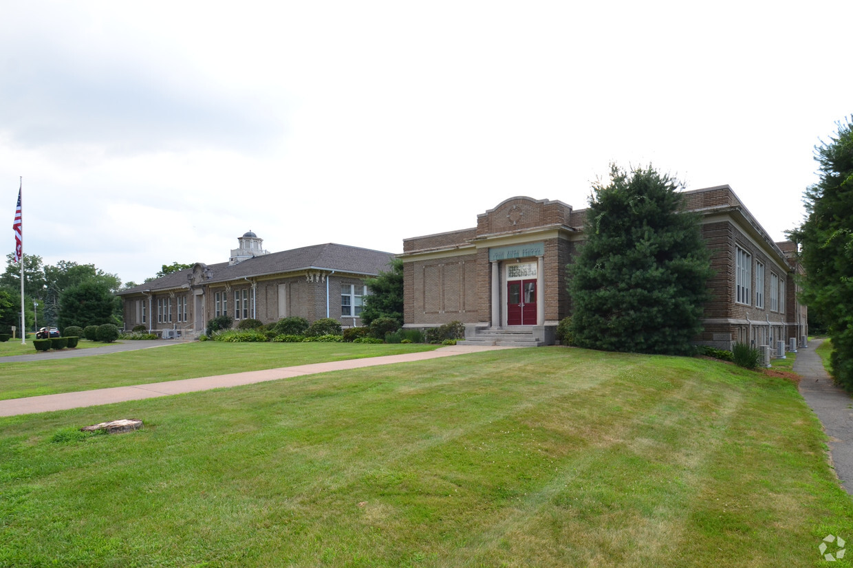 Foto del edificio - John Fitch Court Apartments