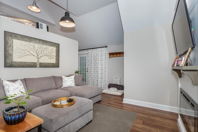 Building Photo - 32 Billings St