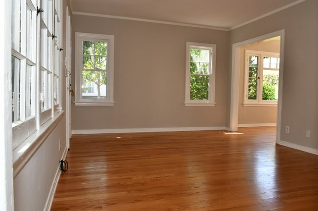 Foto del edificio - 1834 Normandie Ave