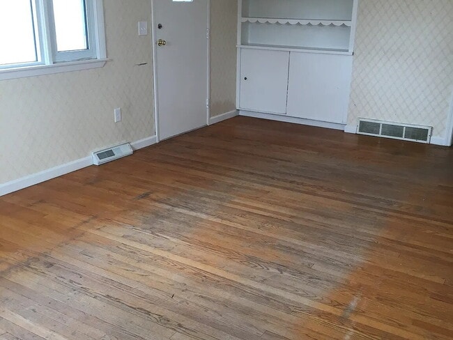 Building Photo - Amazing 3 bedroom, 1 bathroom house in Southampton.