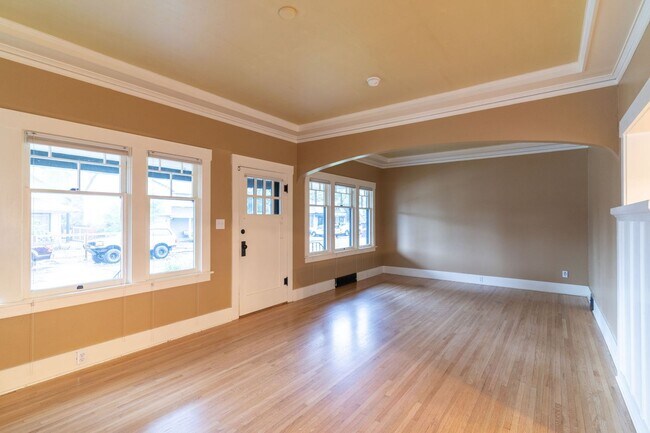Foto del edificio - Conveniently located Craftsman Stunner Ava...