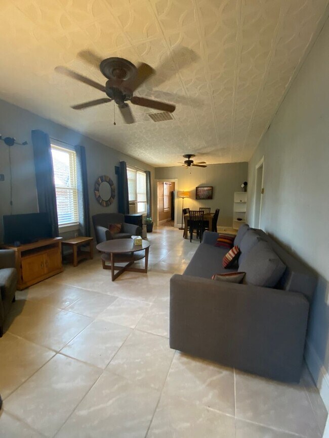 Foto del edificio - 3 Bedroom, 3.5 Bathroom In Downtown Perryv...