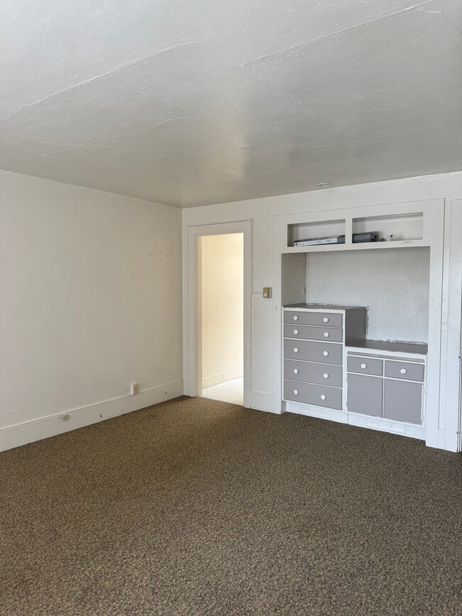 Building Photo - 605 1/2 Capitol Way S