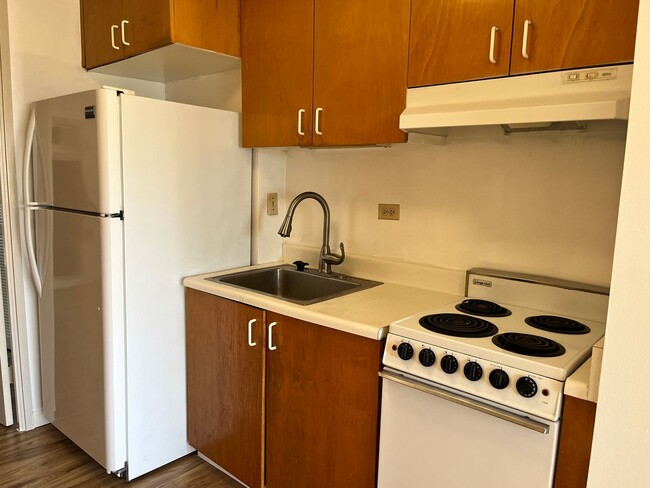 Building Photo - Westview Plaza 1 bedroom 1 bath with 1 ass...