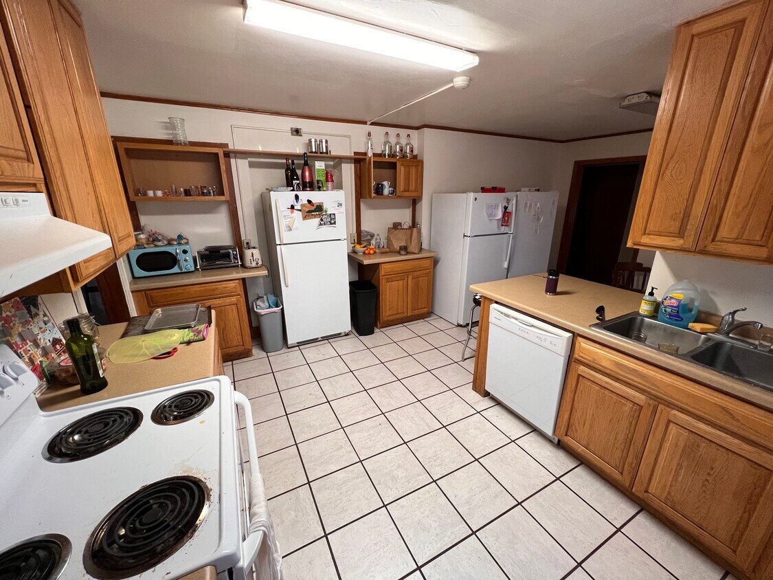 Kitchen - 1129 Mound St