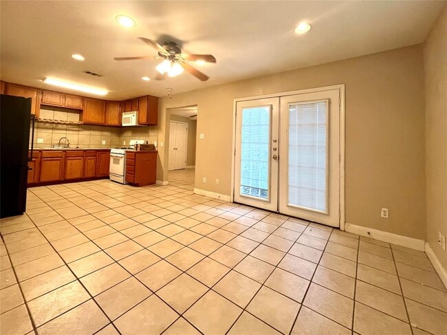 Building Photo - 304 Montopolis Dr