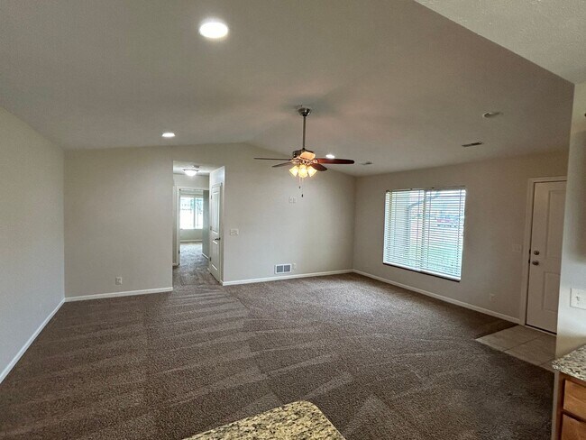 Foto del edificio - Beautiful, spacious, 4 bedroom, 3 bath tow...
