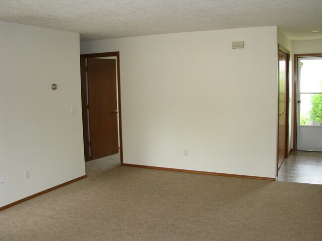 Building Photo - Quiet Two Bedroom Duplex in South Salem