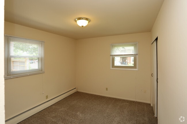 Second bedroom - Oak Park Apartment Homes