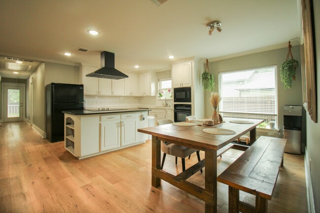 Kitchen and dining area - 633 N Morris St