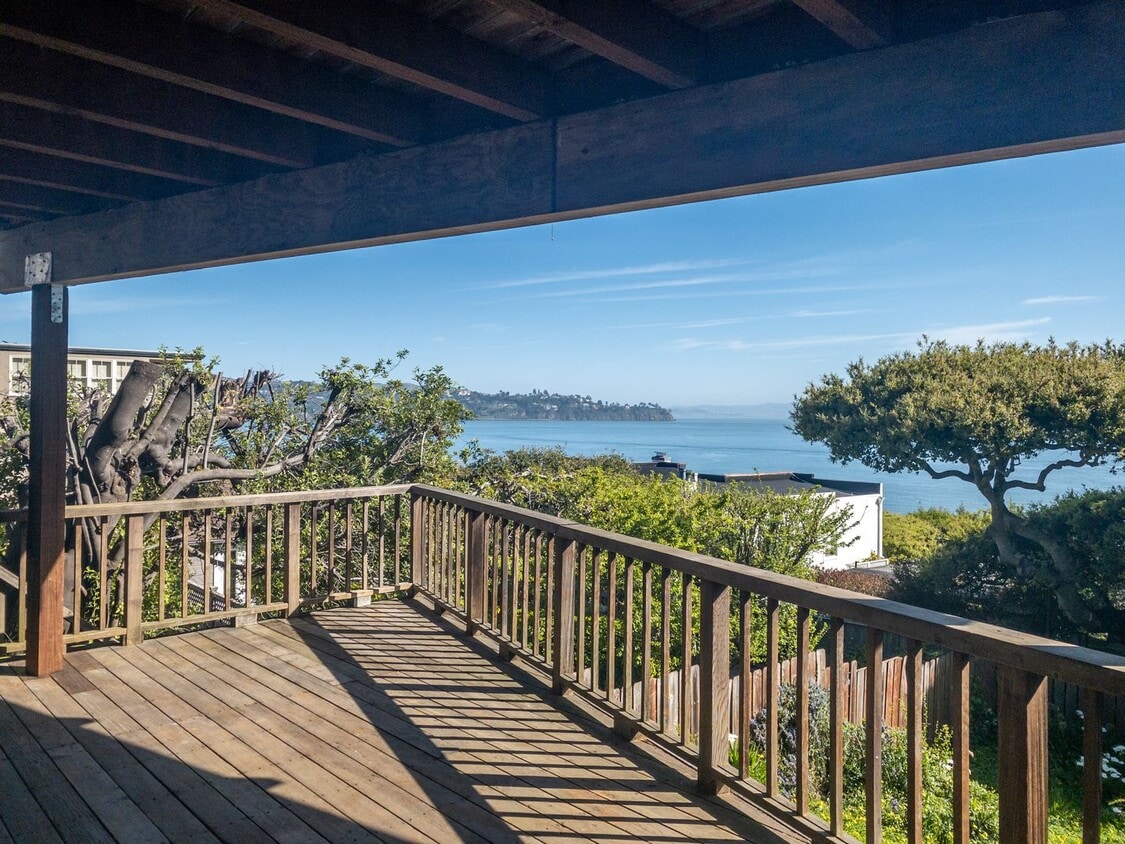 Stunning, Fully Remodeled Jr. 1bd/1ba! Remodeled! Private Deck! Parking! Laundry! PROGRESSIVE! - Stunning, Fully Remodeled Jr. 1bd/1ba! Remodeled! Private Deck! Parking! Laundry! PROGRESSIVE!