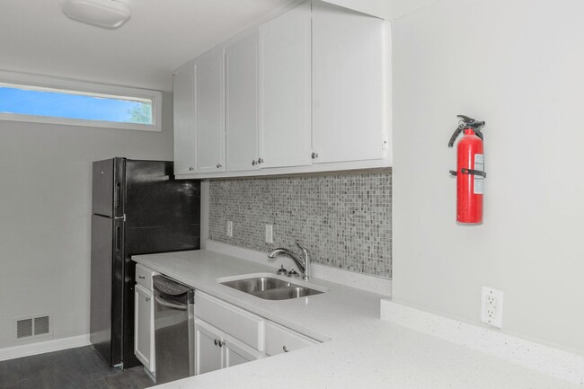 Building Photo - 2 Bed/1.5 Bath Townhome in College Park - ...