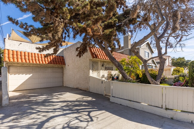 Curbside - 2207 Clark Ln