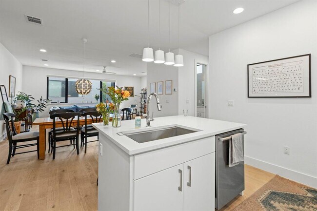Foto del edificio - 3406 E 17th St