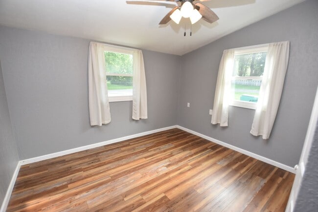 Foto del edificio - 4 bedroom 2 bath home close to UP Mall