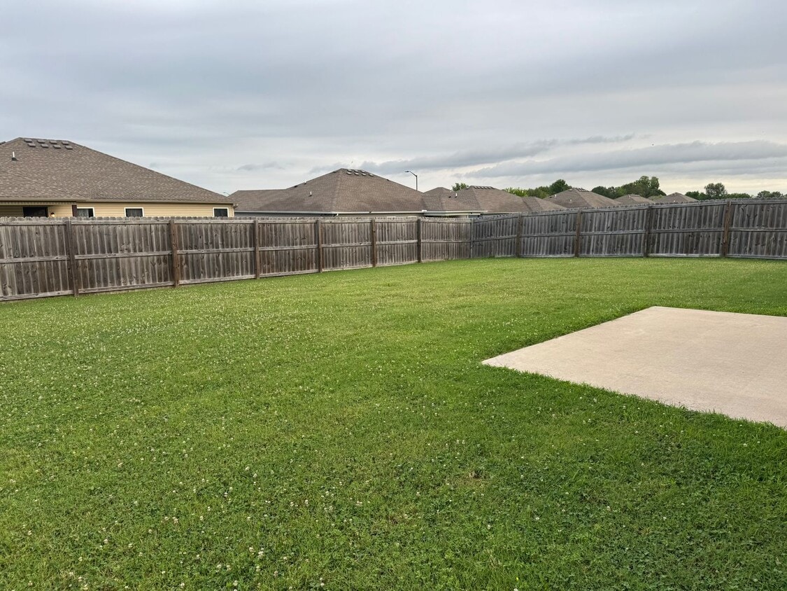 Building Photo - Four Bedroom Home Near Schools