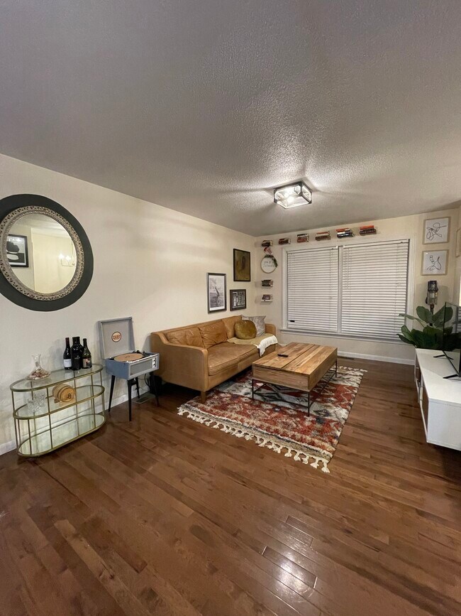 Sala de estar - 1009 E Grove Ave