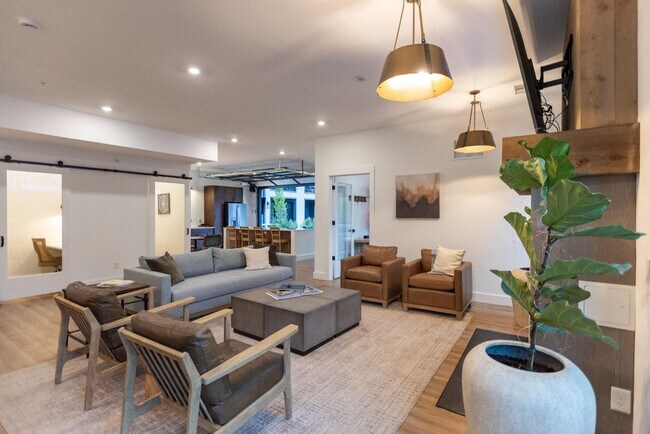 Foto del edificio - 4060 Walton Creek Rd