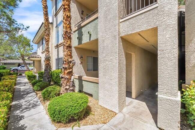 Foto del edificio - Modern Ground-Level Condo With A One Car Garage in Prime Southwest Location with Resort-Style Ame...