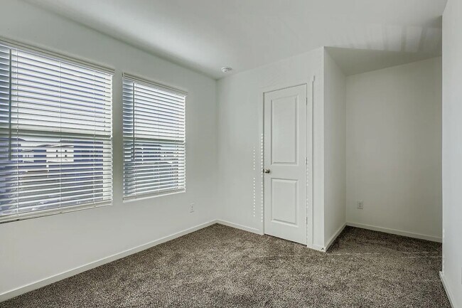 Foto del edificio - 904 Sandhill Crane Ln