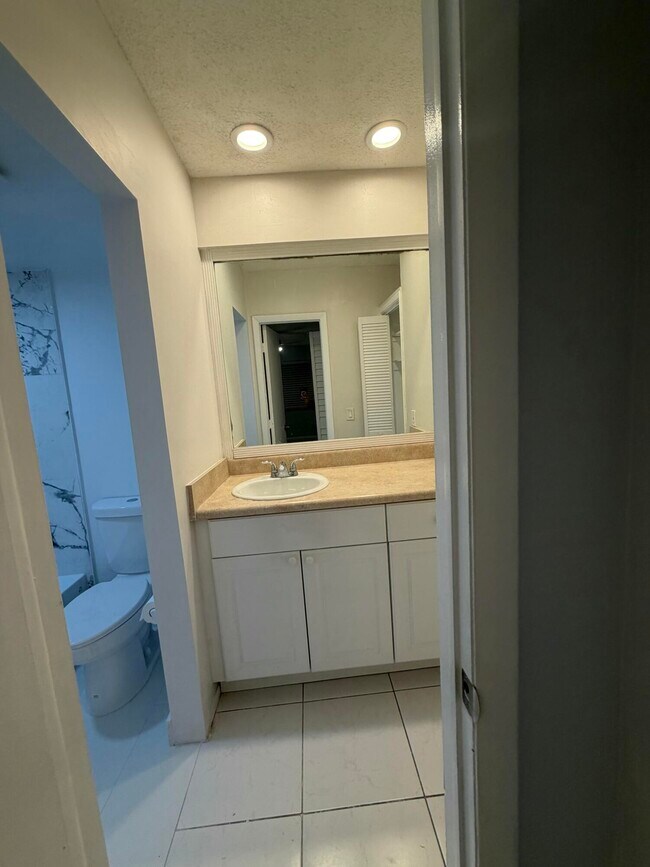 Foto del edificio - 2700 Riverside Dr