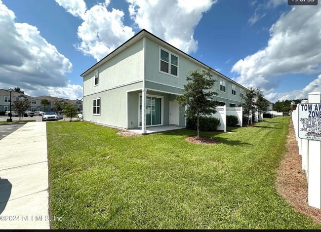 Foto del edificio - 608 Yellow Oaks Ln