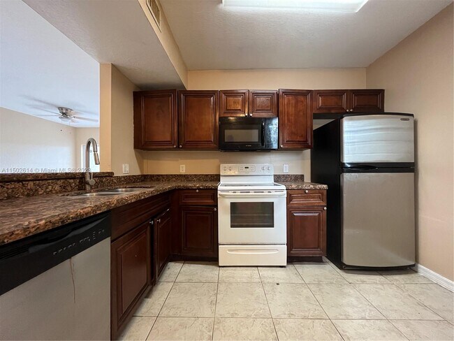 Building Photo - 1133 Golden Lakes Blvd