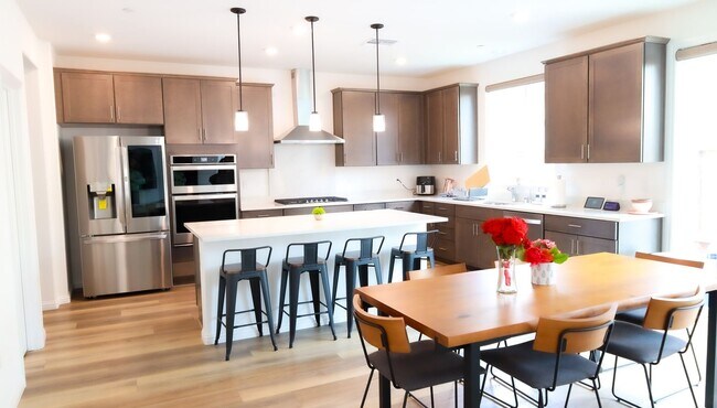 Foto del edificio - Stunning Home with 4 Bedrooms 3 Bathrooms ...