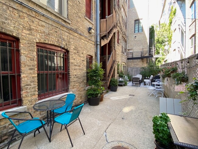 Building Photo - 445 W St James Pl