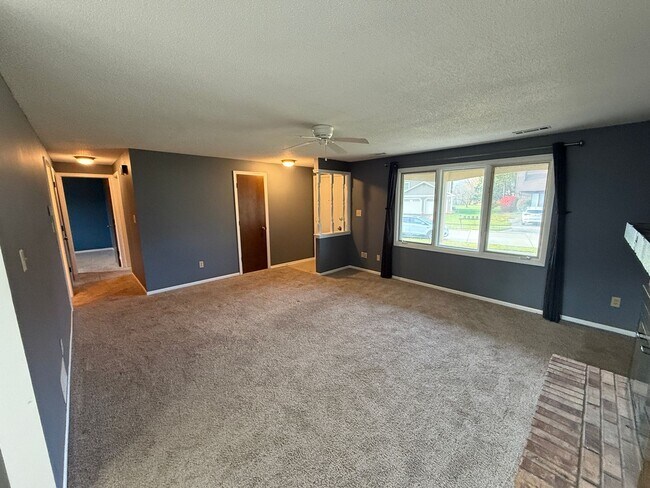 Foto del edificio - Home For Rent By Capital Property Manageme...