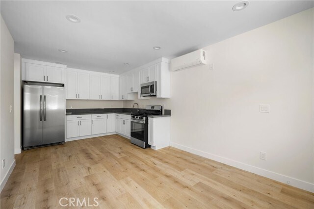 Foto del edificio - 6851 De Celis Pl