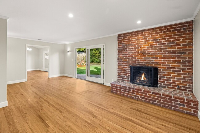 Building Photo - Modern, Newly Renovated Four Bedroom, Thre...