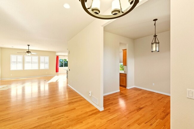 Building Photo - Beacon Point 5 Bedroom Ranch, 3-Car Garage...