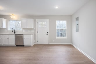 Building Photo - 3317B Niagara Dr
