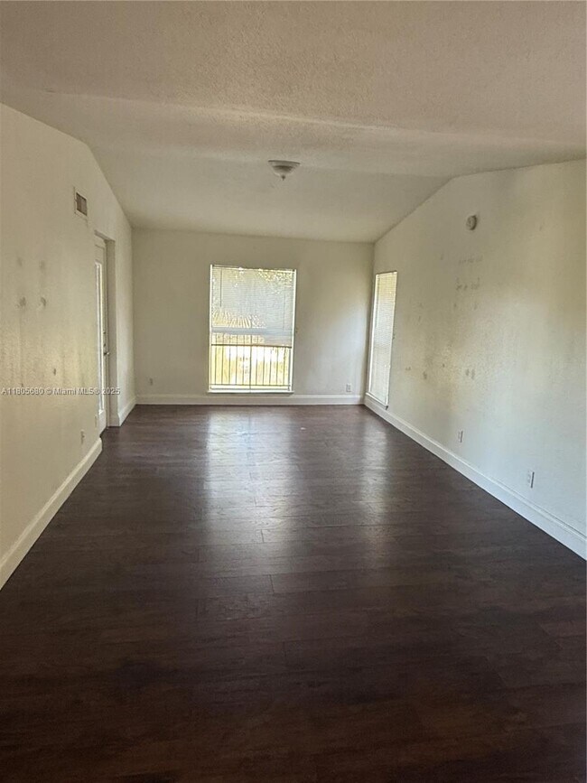 Foto del edificio - 833 Riverside Dr