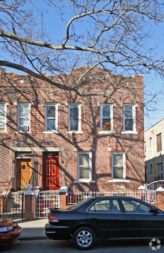 Foto principal - 422 E 93rd St