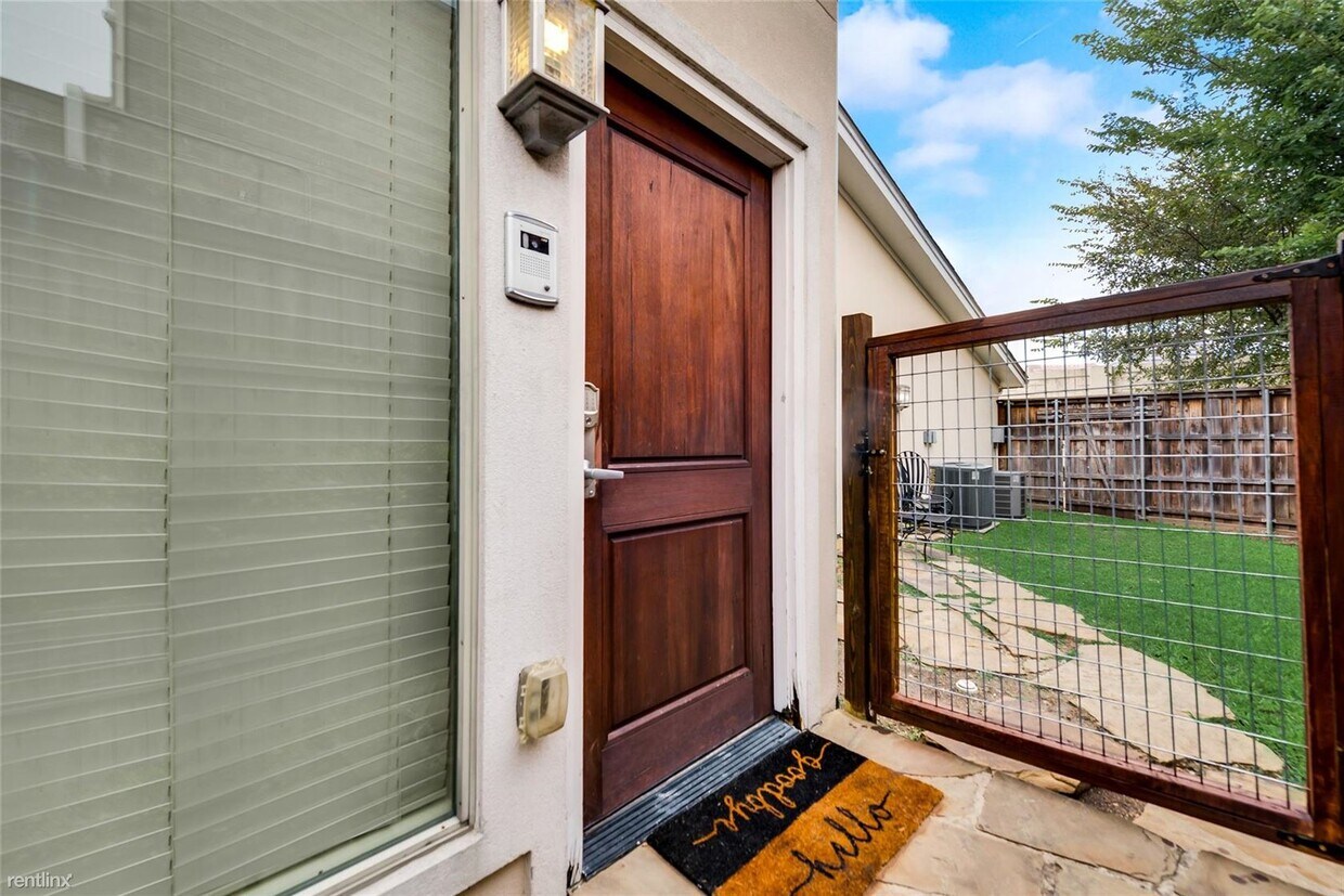 Foto principal - 1 br, 1.5 bath Duplex - 4973 Thunder Rd Un...