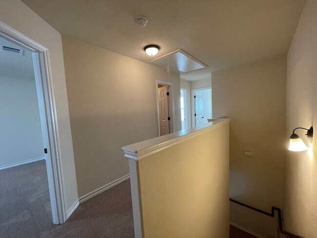 Building Photo - Town home for rent