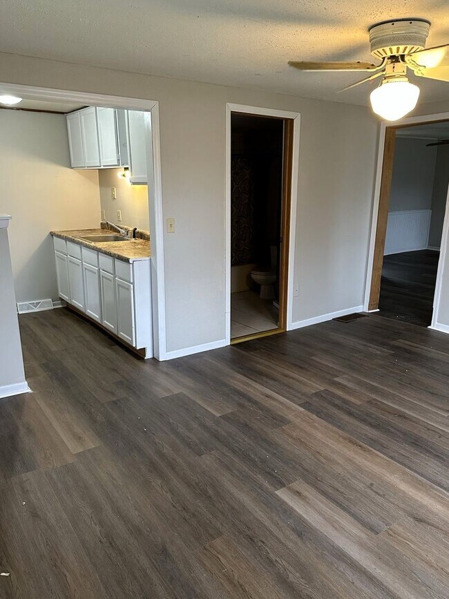 Building Photo - 3BR | 2BA | 1 Car Home in Whitewater