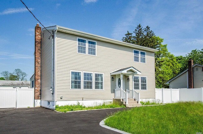 Foto del edificio - 196 Commack Rd