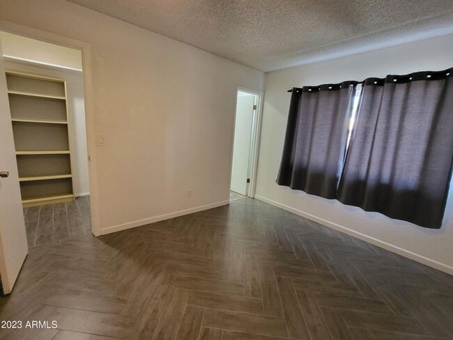 Building Photo - 3 Bedroom 2 Bathroom Central Estates Home