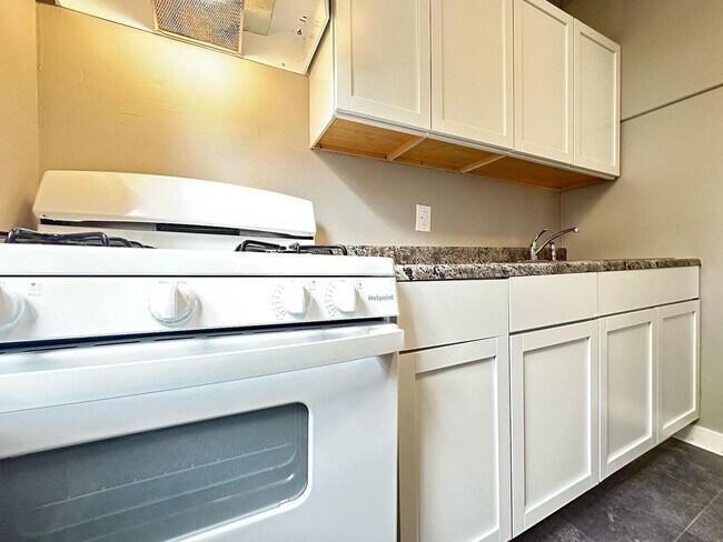 Building Photo - 3+ Bedroom Section 8 Vouchers Accepted!