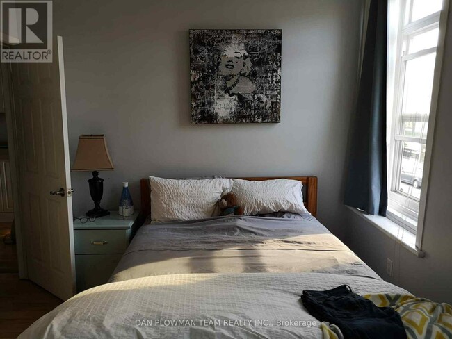 Building Photo - 8 Simcoe St N