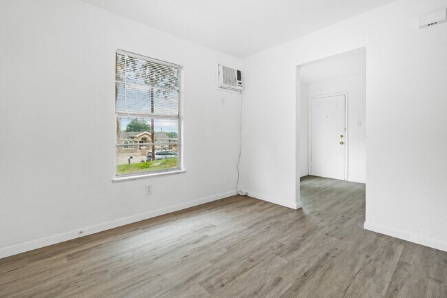 Building Photo - 2108 McKinley Ave #1 San Antonio, TX 78210