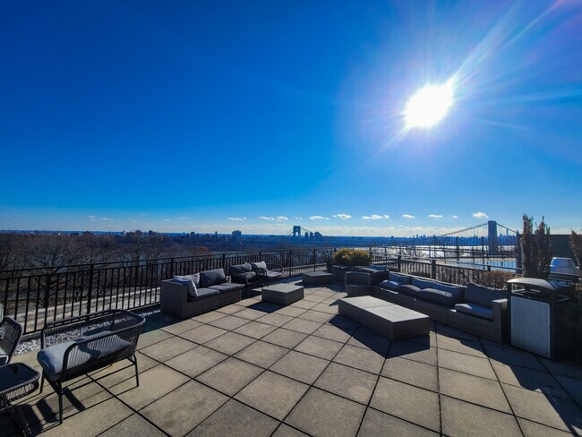 Foto del edificio - 2400 Hudson Terrace