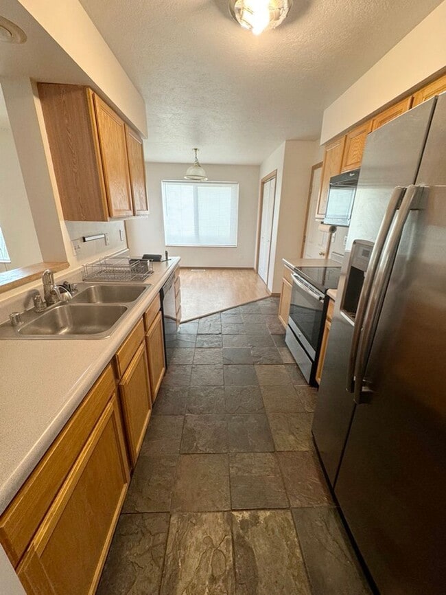 Building Photo - Three Bedroom Townhome with Creek in Backyard